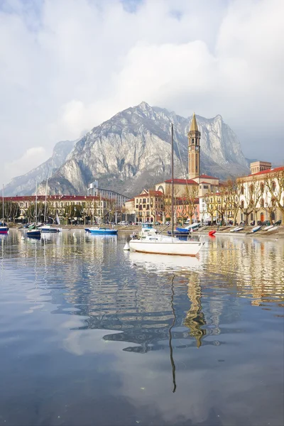 Villaggio italiano sulle montagne — Foto Stock