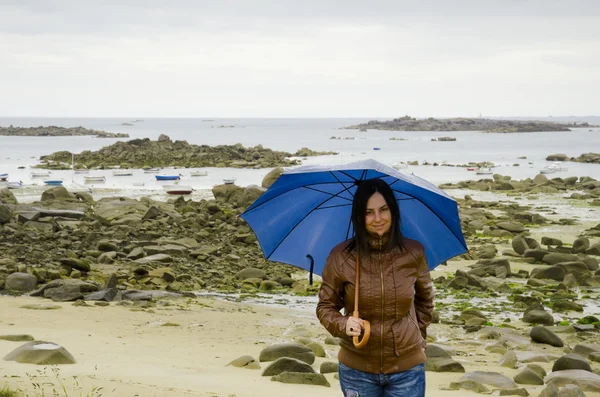 Jovem com guarda-chuva azul — Fotografia de Stock