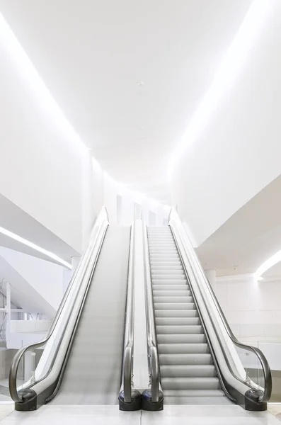 Prázdné eskalátor ve futuristické budově — Stock fotografie
