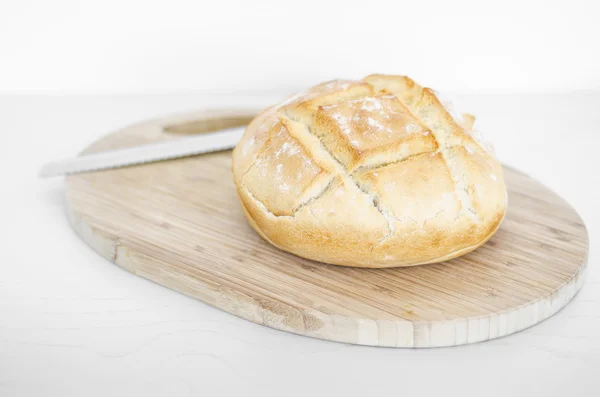 伝統的なパン、自家製のパンの塊. — ストック写真