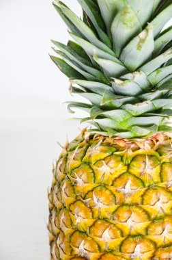 Beyaz üzerine izole edilmiş ananas