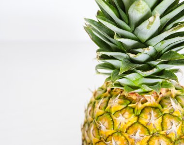 Beyaz üzerine izole edilmiş ananas
