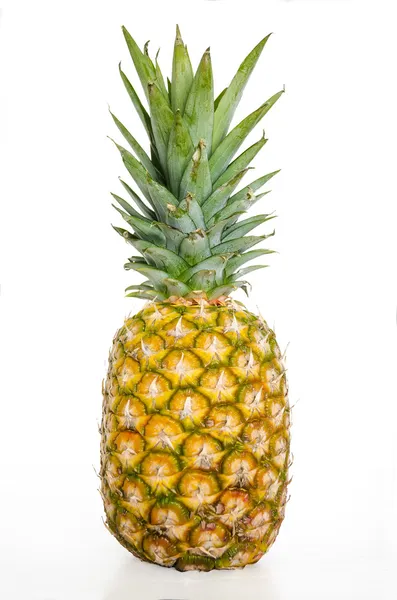 Ananas isolato su bianco — Foto Stock