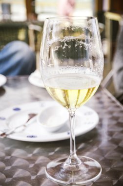 karanlık bir pub sarışın bira cam.