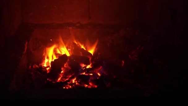 Cozy relaxing fireplace in private village house. Wooden firewood burns in a classic fireplace. TV screen saver. Video for meditation and relax — Stock Video