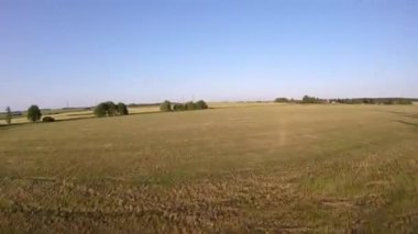 Hızlı kuadkopter insansız hava aracı yere çakılmadan uçuyor. Bazen daireler çizerek uçuyorlar.