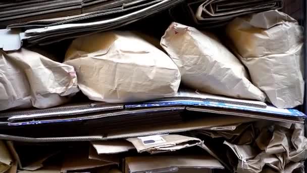 Hulladékpapírral ellátott tartály papír-újrafeldolgozáshoz. — Stock videók