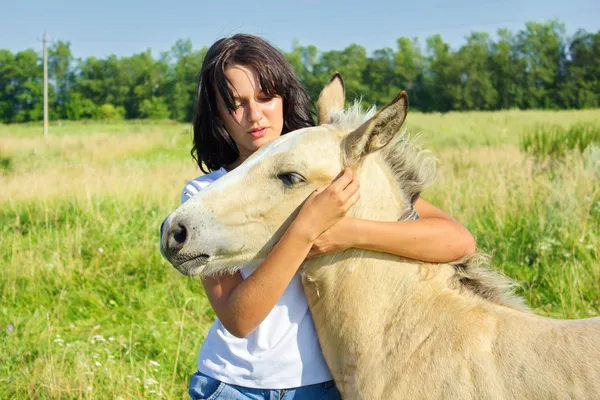 Femme avec poulain — Photo