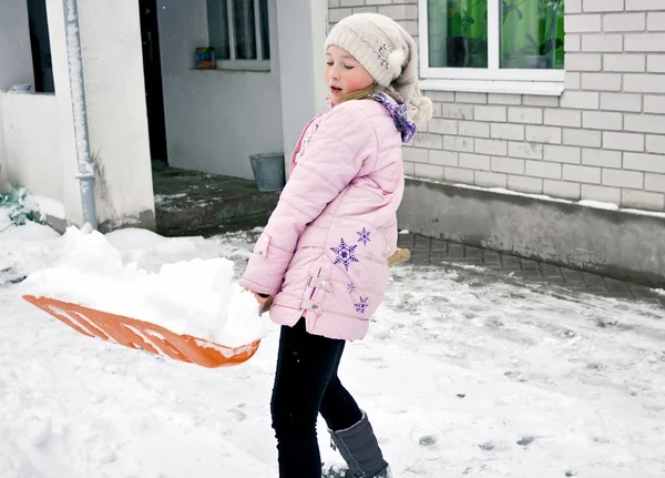 Girl cleans snow — Stock Photo, Image