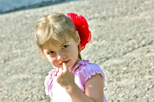 Bambina con un fiocco — Foto Stock