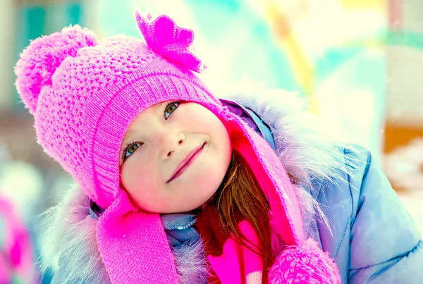 戴着粉色帽子的小女孩微笑着 — 图库照片