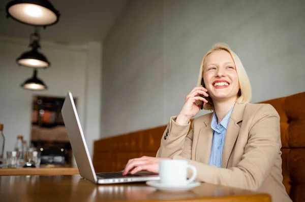 Una Joven Mujer Negocios Habla Por Teléfono Café Una Joven — Foto de Stock