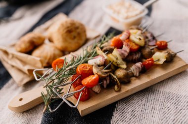 Koyu ahşap arka planda ızgara sebzeler.