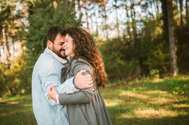 Genç mutlu çift yeni yıl tatiline hazırlanıyor.