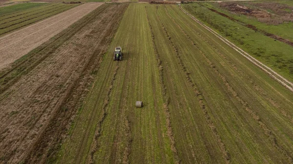 Tracteur Ramassant Meule Foin Dans Champ Par Une Belle Journée — Photo