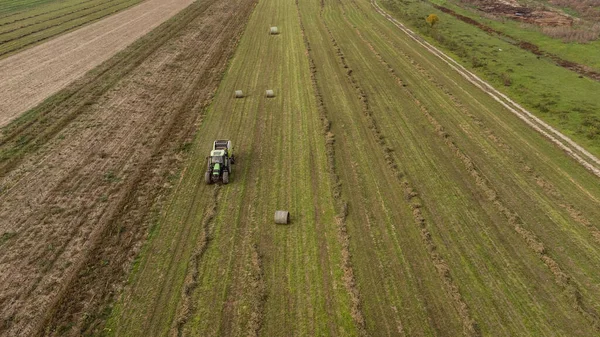 Tractor Collecting Haystack Field Nice Blue Sunny Day — Stock Photo, Image