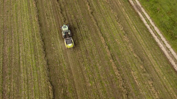 Traktor Sammelt Heuhaufen Auf Dem Feld Einem Schönen Blauen Sonnigen — Stockfoto