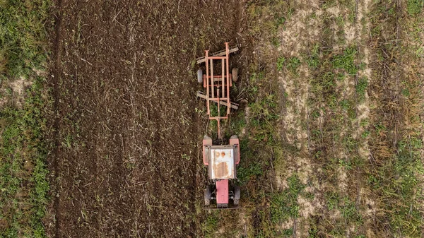 Tractor Trabalha Terreno Foto Drone — Fotografia de Stock