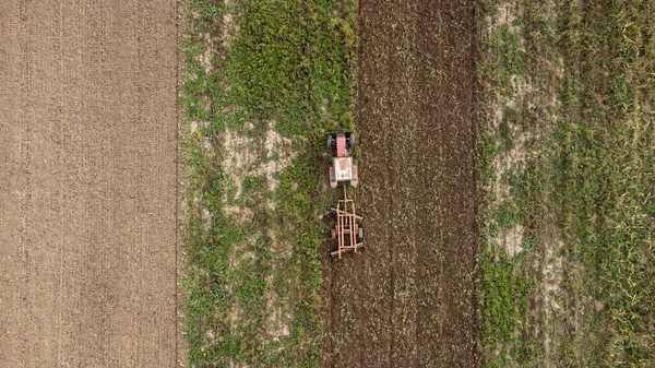 Tractor Trabalha Terreno Foto Drone — Fotografia de Stock