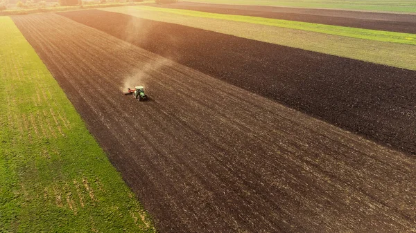 Una Vista Aérea Tractor Arando Campo Agrícola —  Fotos de Stock