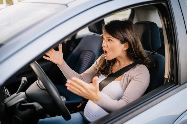 Femme Caucasienne Enceinte Avec Visage Colère Assis Dans Voiture — Photo