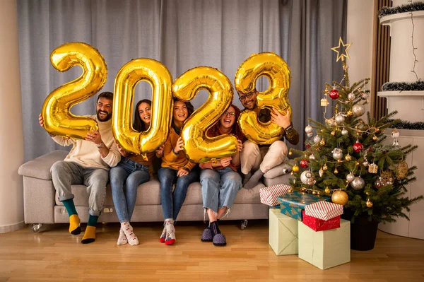 Grupo Jovens Pessoas Bonitas Roupas Casuais Carregando Números Coloridos Ouro — Fotografia de Stock