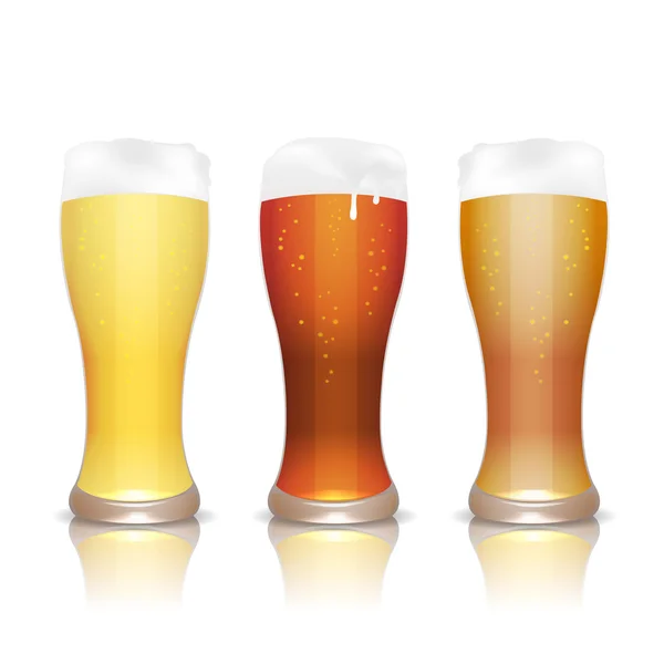 Cerveza clara, oscura y sin filtrar en vasos con reflejo — Vector de stock