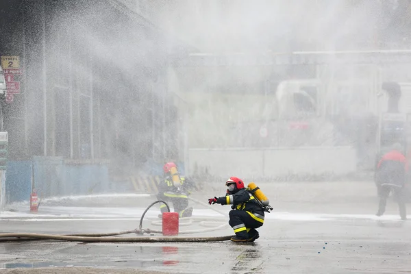 Pemadam kebakaran beraksi — Stok Foto