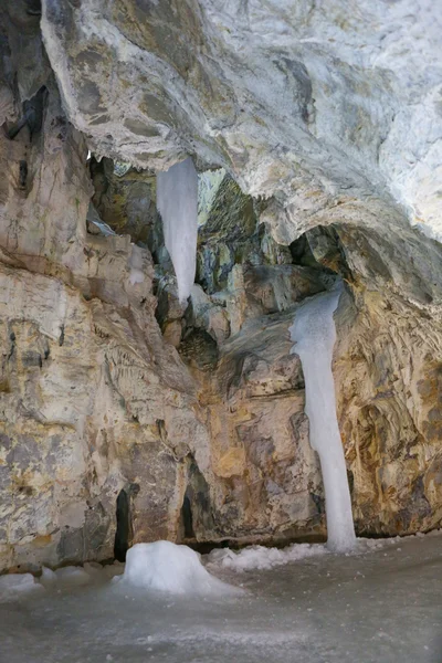 Ледяная пещера в горах Татры — стоковое фото