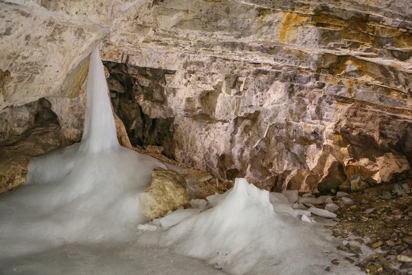Caverna de gelo em Tatry Mountains — Fotografia de Stock