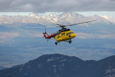 Beton taşıyan helikopter