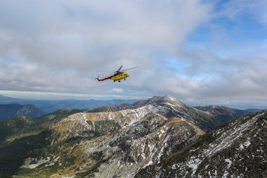 Beton taşıyan helikopter