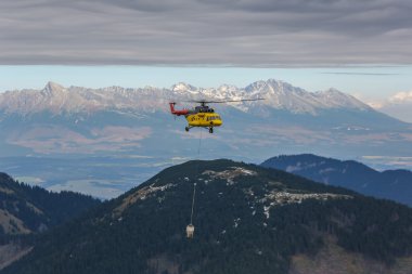 Beton taşıyan helikopter