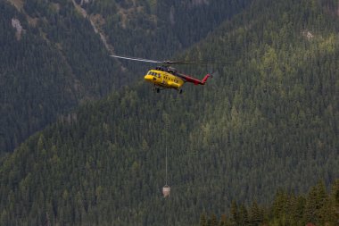 Beton taşıyan helikopter