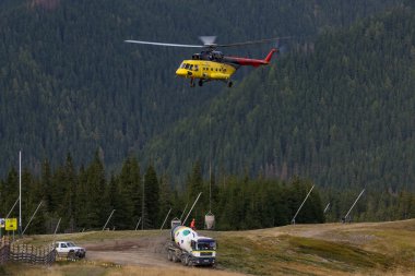 Beton taşıyan helikopter