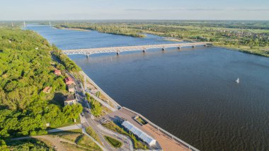 Günbatımında Wisla Nehri üzerinde hava manzarası
