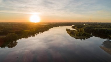 Günbatımında Wisla Nehri üzerinde hava manzarası
