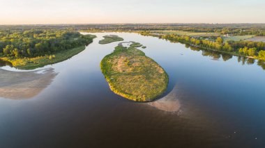 Günbatımında Wisla Nehri üzerinde hava manzarası