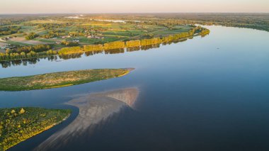 Günbatımında Wisla Nehri üzerinde hava manzarası