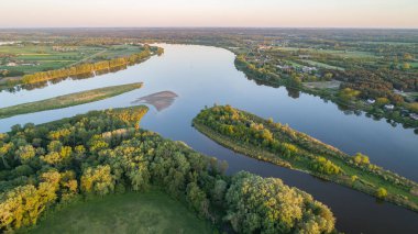 Günbatımında Wisla Nehri üzerinde hava manzarası