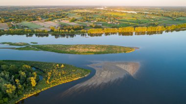 Günbatımında Wisla Nehri üzerinde hava manzarası