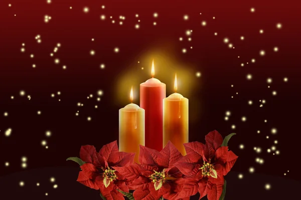 Trois bougies entourées d'un poinsettias rouge . — Photo