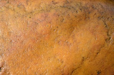 ıslak kahverengi taş.