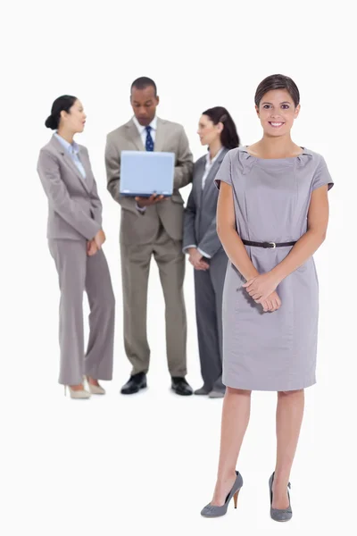Mujer sosteniendo sus manos con compañeros de trabajo hablando en el trasfondo —  Fotos de Stock
