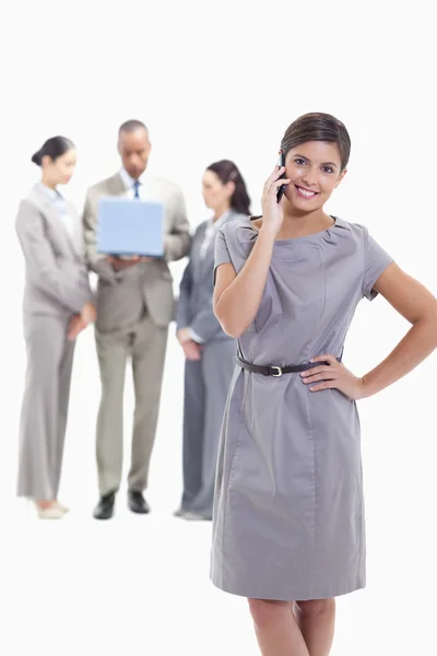 Geschäftsfrau am Telefon mit einer Hand an der Hüfte und am Kopf — Stockfoto