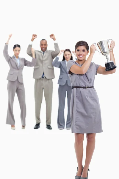 Frau hält Tasse mit glücklichen Kollegen in die Höhe — Stockfoto