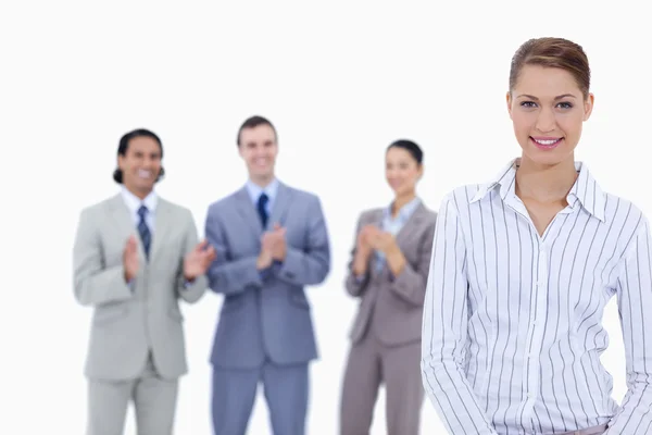 Gros plan d'une femme souriante avec des applaudissements d'affaires — Photo