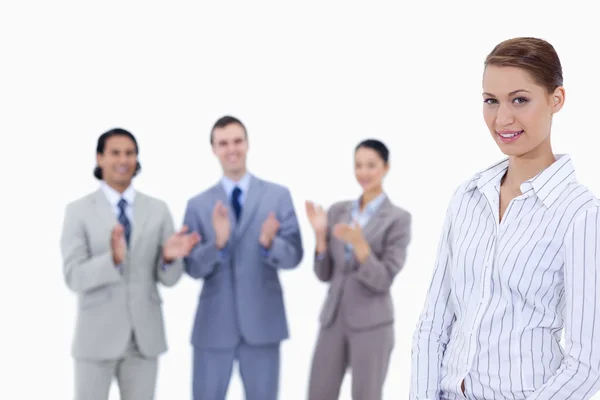Nahaufnahme einer Frau mit Geschäftsleuten, die beim Zuschauen applaudieren — Stockfoto