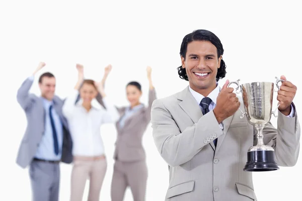 Primer plano de un hombre vestido con un traje sonriendo y sosteniendo una taza wi — Foto de Stock