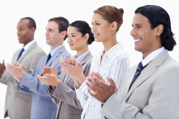 Primer plano de los negocios sonriendo y aplaudiendo — Foto de Stock